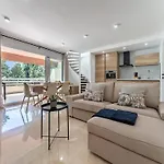 With Pool In The Heart Of * Μαρμπέλλα